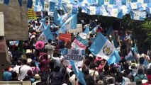 Miles de guatemaltecos exigen renuncia de presidente Morales