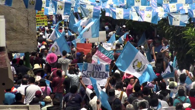 Miles de guatemaltecos exigen renuncia de presidente Morales