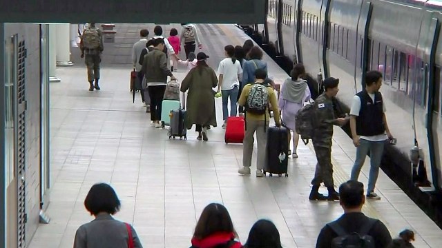 고향 앞으로 ...추석 연휴 하루 앞두고 서울역 '북적' / YTN