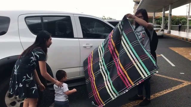 Il prend l'avion et quitte son enfant avec le tour de magie de la cape invisible
