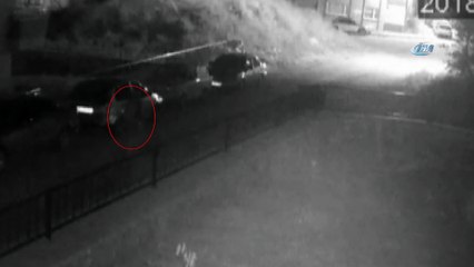 Önce maytap patlattı, sonra iterek araba çaldı... O anlar kamerada