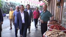 Gaziantep'te iş yerleri sabah namazının ardından dualarla açılıyor