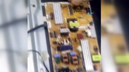 Vidaları sökük televizyonu açan polisler şaşkına döndü...Televizyondan uyuşturucu ve terazi çıktı