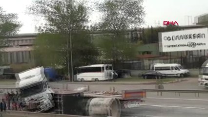 Download Video: Kocaeli Tır'dan Yola Düşen Beton Borular Yolu Kapattı