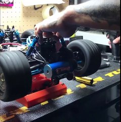 Déformation des pneus d'une voiture RC