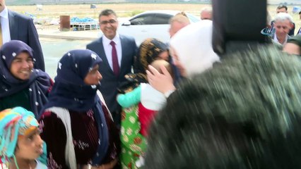 Bakan Selçuk mevsimlik tarım işçilerini ziyaret etti