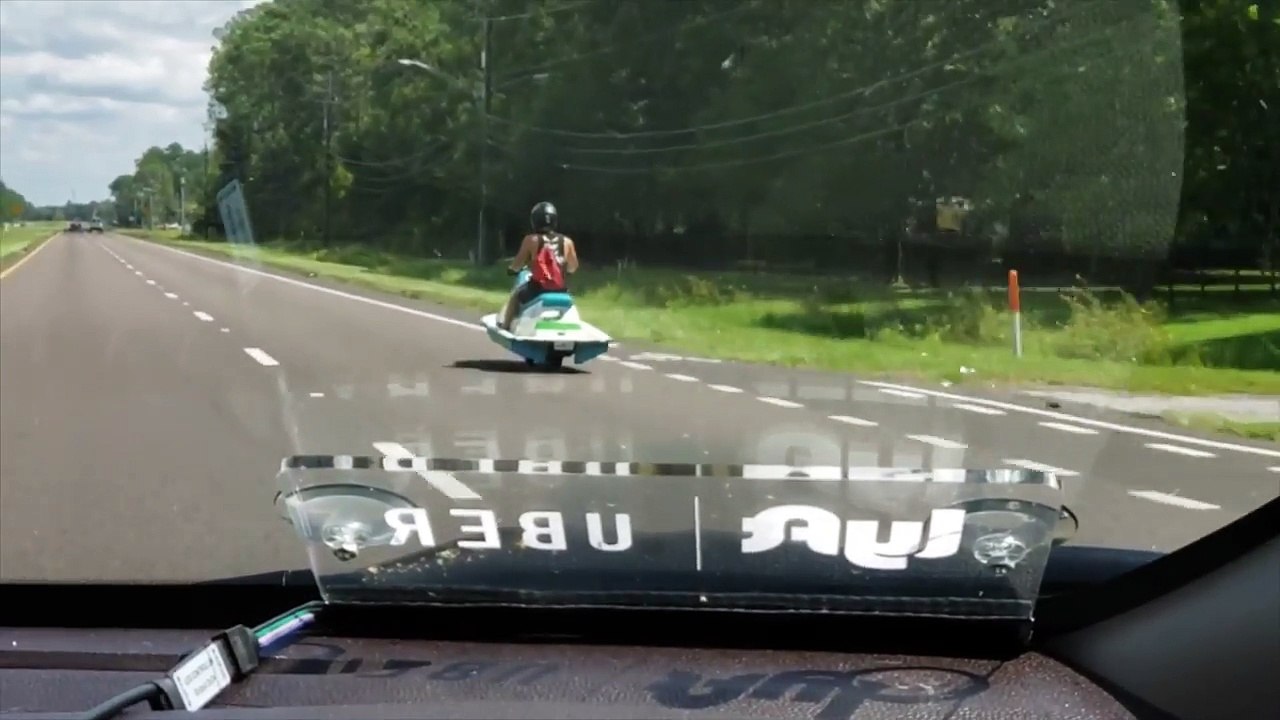 Quand tu croises un jet ski... qui roule sur une route !