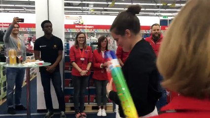 Pauline reçoit un iPhone XS au MediaMarket de la Médiacité à Liège