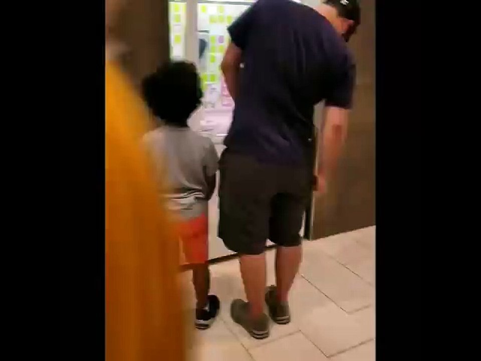 Il apprend à un enfant à voler dans les distributeurs