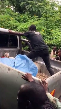 Quand l'idiot de l'année pense pousser un pick-up avec ses potes