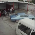 VÍDEO: un p*** amo llega con su coche a los sitios así