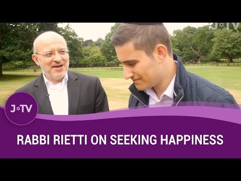 Seeking happiness: What people tend to get wrong | Walk in the park with Rabbi Rietti (P.2)
