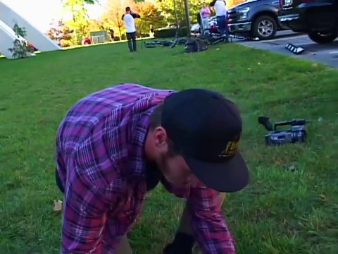 Un jeune veut descendre l’arche d’un bâtiment en BMX et fait une très très grosse chute