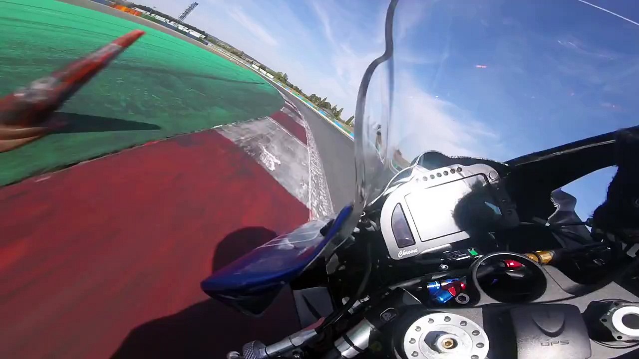 Un tour à toute allure en moto sur le circuit de Magny-Cours face à des amateurs