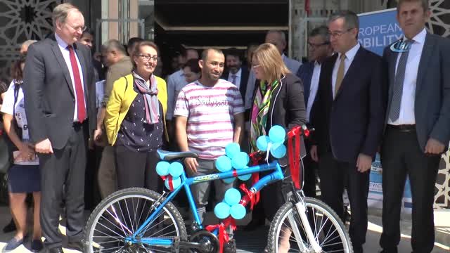 AB Delegasyon Başkanı Christian Berger ve Fatma Şahin Tramvayla Yolculuk Yaptı