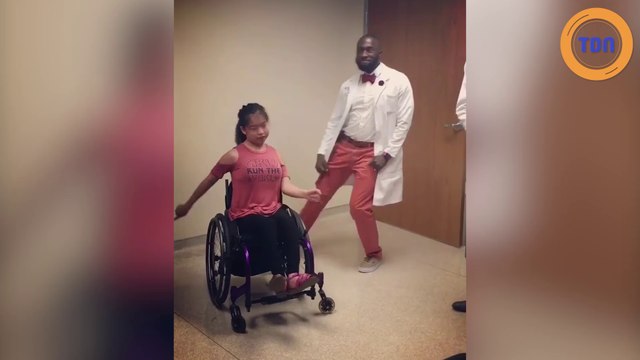 Ce soignant américain redonne le moral aux jeunes patients en dansant avec eux !
