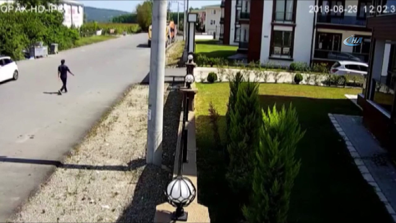 Site içinden bisikleti çalan hırsız kayıplara karıştı... Hırsızlık anı kamerada