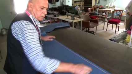 Yöresel kıyafeti hem giyiyor hem yapıyor