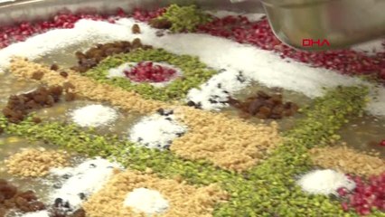 Ünlü Gurme Mehmet Yaşin Aşure Dağıttı