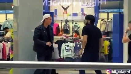 Un youtubeur russe met K.O un vendeur pendant un prank qui tourne mal