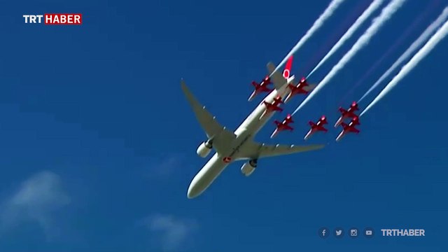 Türk Yıldızları ve Türk Hava Yolları uçağı birlikte uçtu