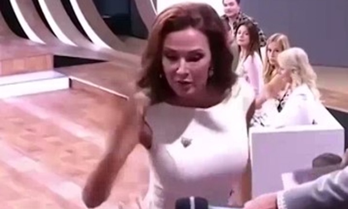 Canlı yayında kendisini eleştiren seyirciye tokat attı