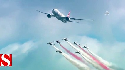 Türk Yıldızları ve THY uçağı birlikte uçtu