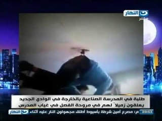 اخر النهار - طلبة بمدرسة بالوادي الجديد يعلقون زميلا لهم في مروحة الفصل