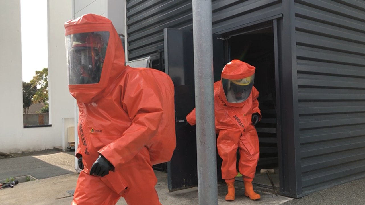 Formation des sapeurs-pompiers aux risques chimiques - Vidéo Dailymotion