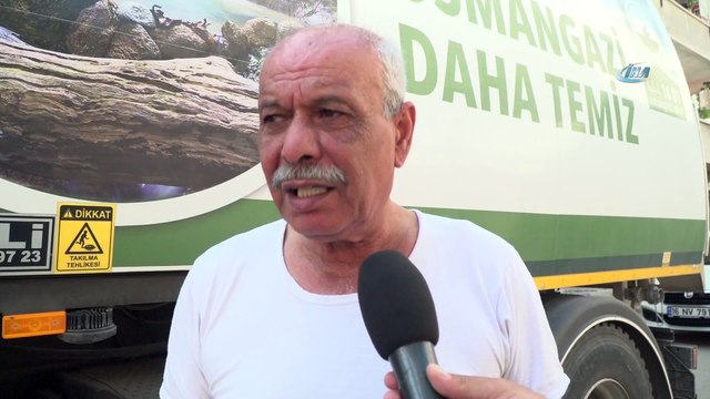 Temizlik işçisi bulduğu cep telefonunu sahibine teslim etti