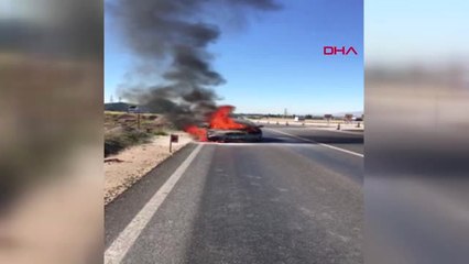 Alev Topuna Dönen Otomobilin Yanında Trafik Devam Etti