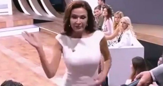 Ünlü Oyuncu Kendisine Soru Soran Kadını Canlı Yayında Tokatladı!