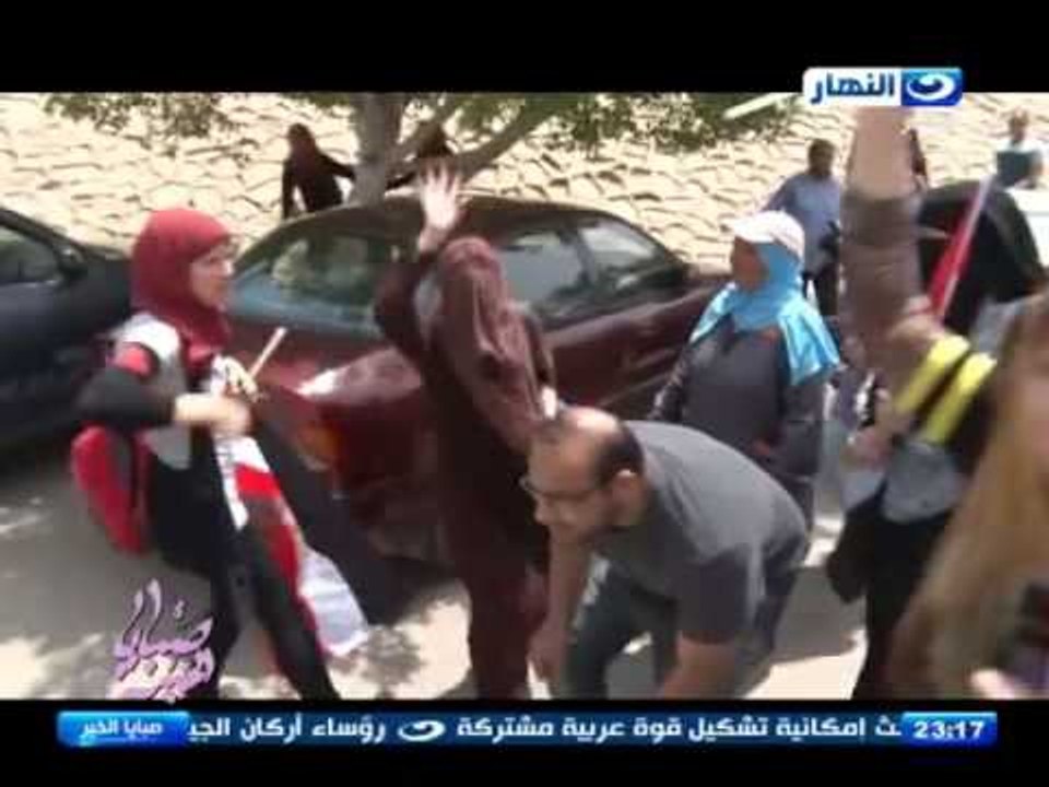 صبايا الخير - طالبة اخوانية تصرخ بجنون رهيب  "يسقط حكم العسكر"  بجامعة الازهر اثناء زيارة ريهام سعيد