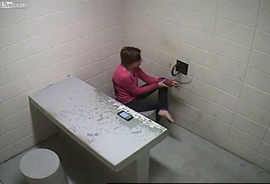 Elle arrache ses mains des menottes et s'échappe !