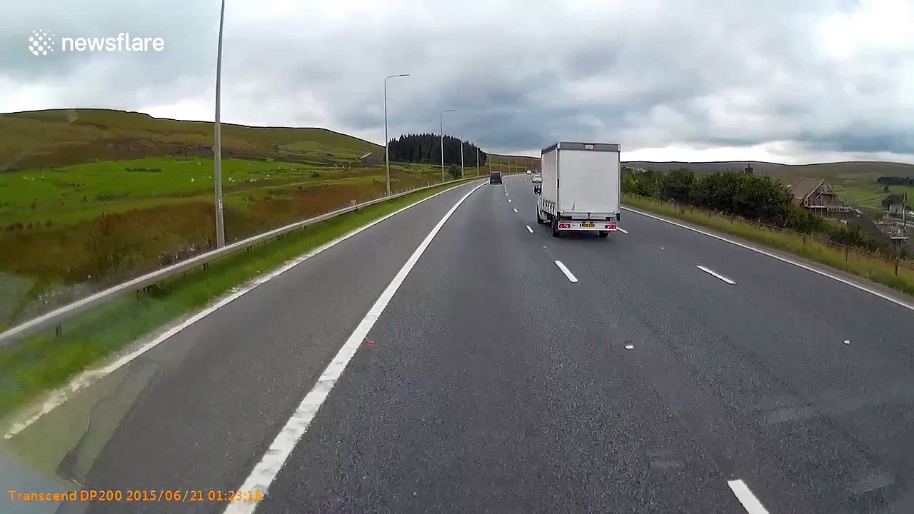 UK motorist performs dangerous undertake on M62 hard shoulder