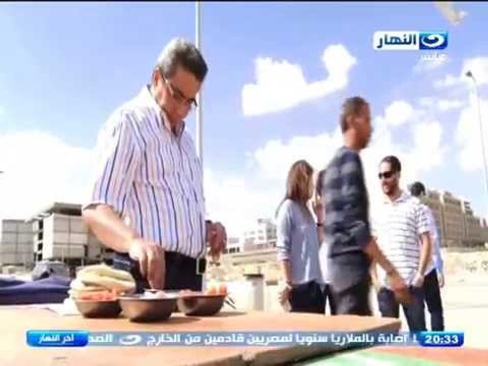اخر النهار  - محمود سعد يتناول الفطار من على " عربية الفول " بالشيخ زايد ويحاور بائع الفول.