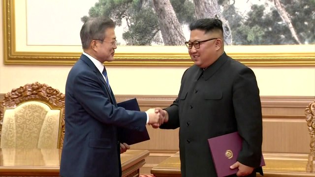 평양 정상회담 명장면...백두산 천지에 오른 두 정상 / YTN