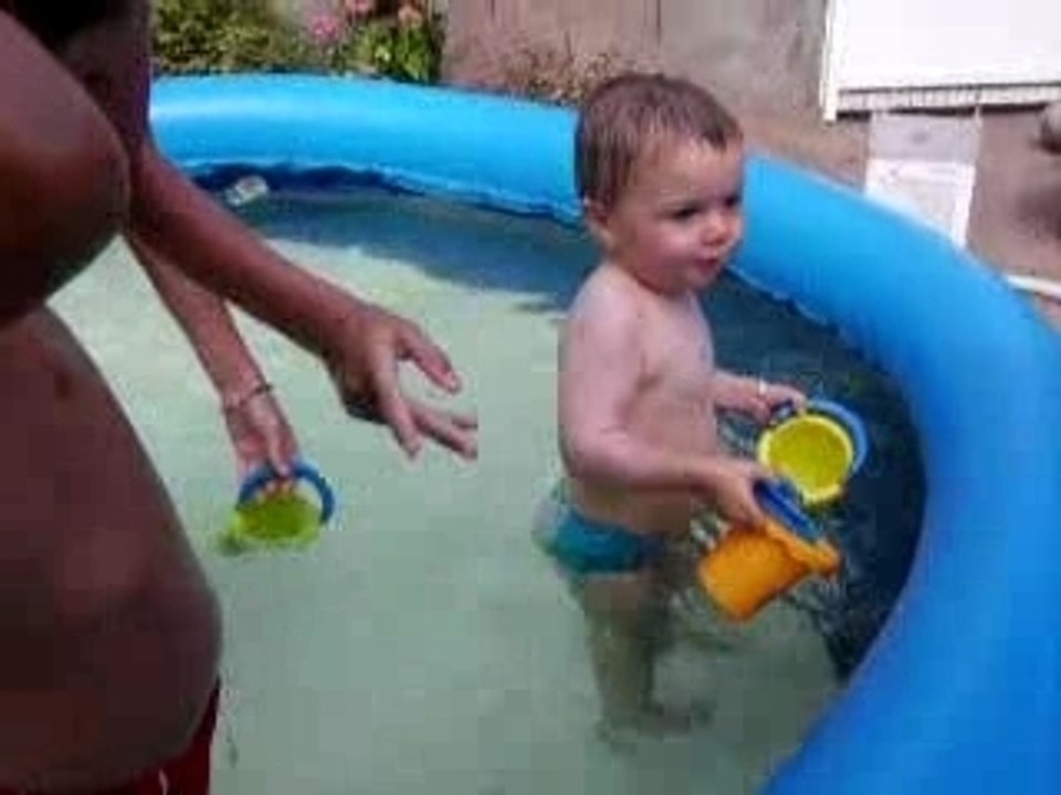 Ethan dans la piscine