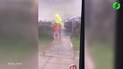 Cet homme s'envole en pleine tempête en angleterre