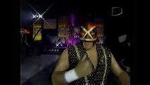 En WCW, RAVEN y KANYON  lastiman el cuello del luchador Villano IV.