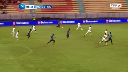 Superbe reprise de TSHIBUMBU repoussée en corner par le gardien de Pau.