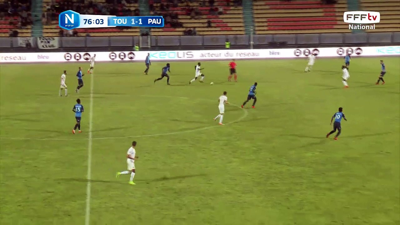 Grosse frappe de NAME repoussée par le gardien du Tours FC.