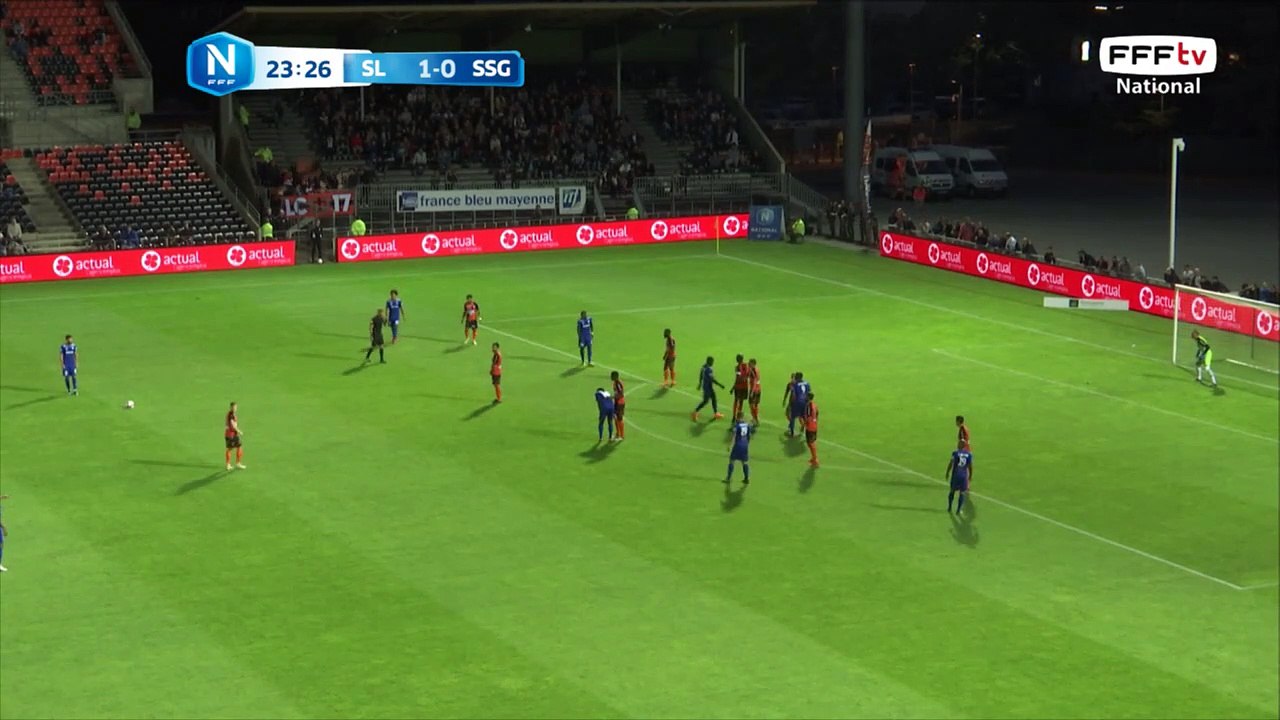 Le coup franc est dégagé par la défense