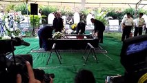 Momentos en los cuales sepultan los restos de Agente Carla Ayala PNC