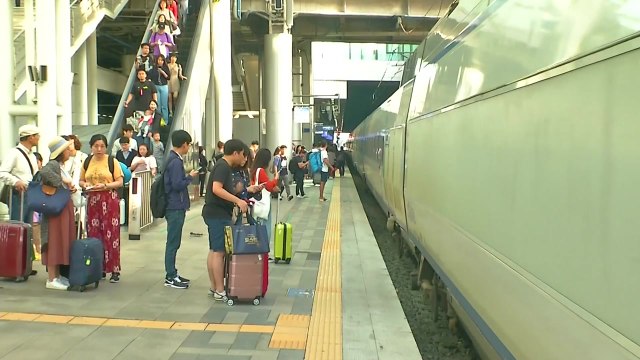 한가위 연휴 첫날...서울역 본격 귀성행렬 / YTN