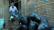 أخرالنهار| جابرالقرموطي وسط اكوام الزبالة بحي الزبالين يجمع القمامة فى اكياس ويجر العربة