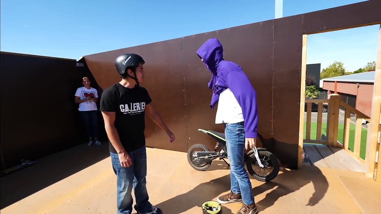 CHUTE EN MOTO SUR LE SKATEPARK !