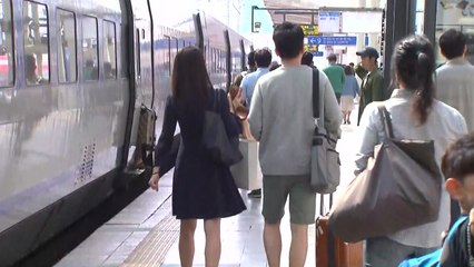 한가위 연휴 첫날 서울역 '북적'...하행선 대부분 매진 / YTN