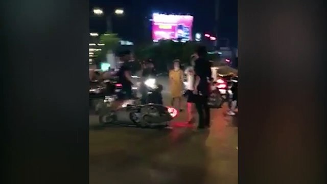 Va chạm giao thông, thanh niên hổ báo cáo chồn đánh luôn cả mẹ bầu khiến dân mạng phẫn nộ