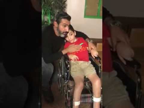 في لحظة انسانية طفل يقتحم تصوير مسلسل ظل الرئيس و الفنان ياسر جلال يرحب بة